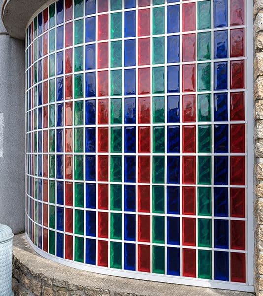 Détail de l'oeuvre RVB de Richard Louvet, adhésifs rouge, vert et bleu sur les pavés de verre de la salle des fêtes de Bazouges-la-Pérouse.