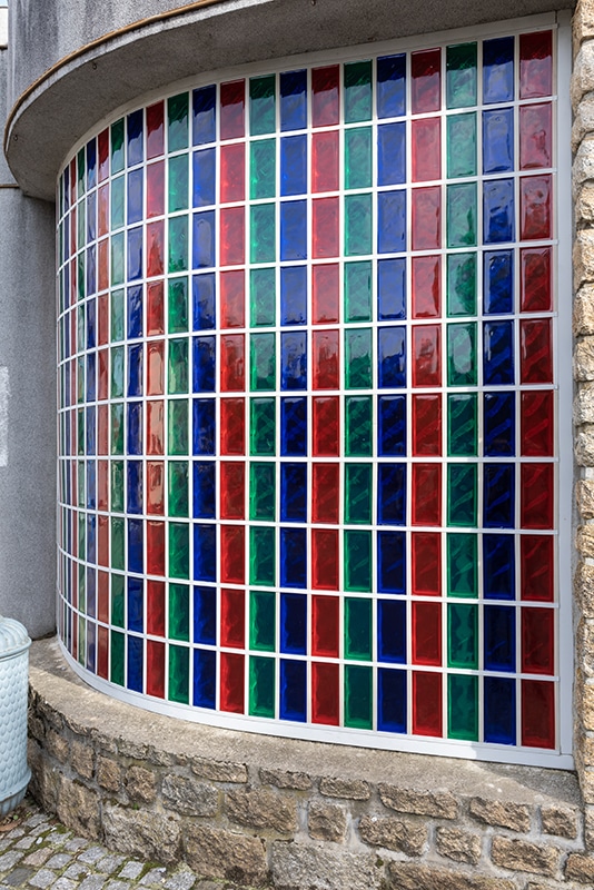 Détail de l'oeuvre RVB de Richard Louvet, adhésifs rouge, vert et bleu sur les pavés de verre de la salle des fêtes de Bazouges-la-Pérouse.